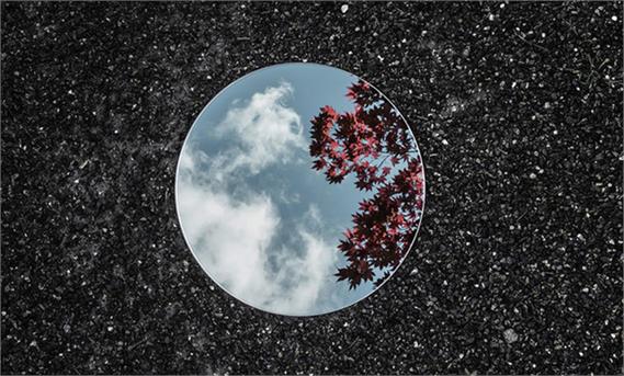 بازتاب ها: عکس هایی با نماهای متقابل 
Reflections: Photos with Contrasting Views